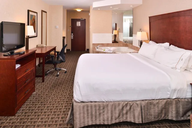 جناح بسرير كينج بجاكوزي، Holiday Inn Express And Suites Edmonton North 3/5