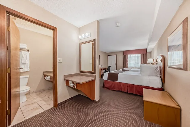 غرفة قياسية بسريرين كوين، Stony Plain Inn & Suites 5/6