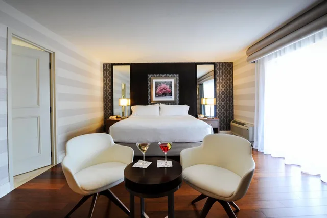 غرفة بسرير كينج بحوض جاكوزي، Holiday Inn by the Falls 3/5