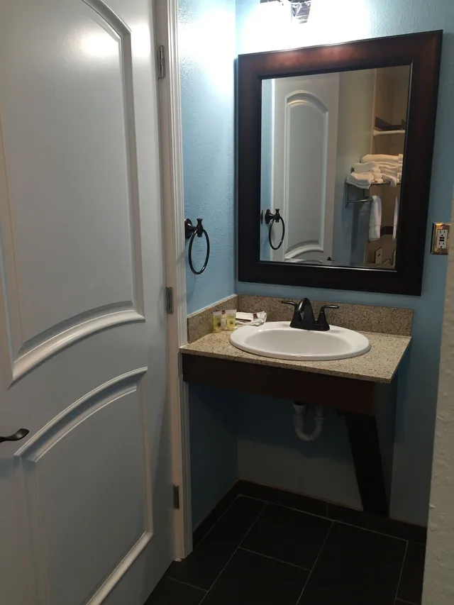 غرفة قياسية بسريرين كوين لذوي الإعاقة، DOLPHIN COVE MOTEL 3/5