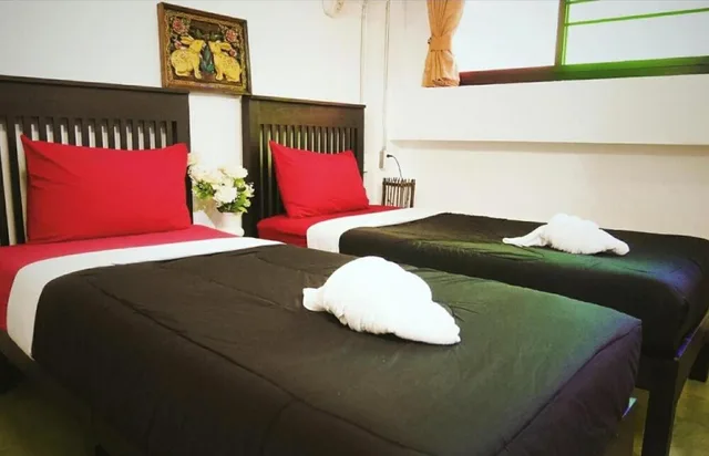 غرفة قياسية بسريرين منفصلين بحمام خاص، Retro Lanna Hostel Chiangmai 3/4