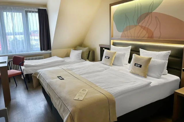 Premium, Twin Beds, Sofa, Garner Hotel Berlin - Charlottenburgm, an IHG Hotel 6/9