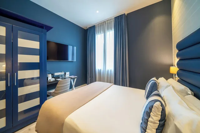 Tiny, Basic, Single, Double Bed، Abba San Sebastian Hotel 2/6