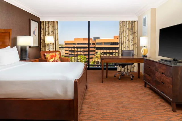 1 Bedroom, Junior Suite, King Bed, Parlor، Hilton Orange County/Costa Mesa 2/5