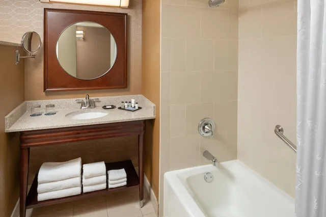 غرفة كلوب بسرير كينج بشرفة، Sheraton Tampa Brandon Hotel 6/7