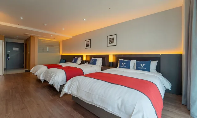 غرفة ديلوكس عائلية ثلاثية بسرير كينج وسريرين منفصلين بإطلالة على البحر، Yeosu Venezia Hotel & Suites 2/7