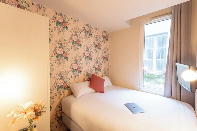 Petite, Queen Bed، HOTEL DU THEATRE 5/10