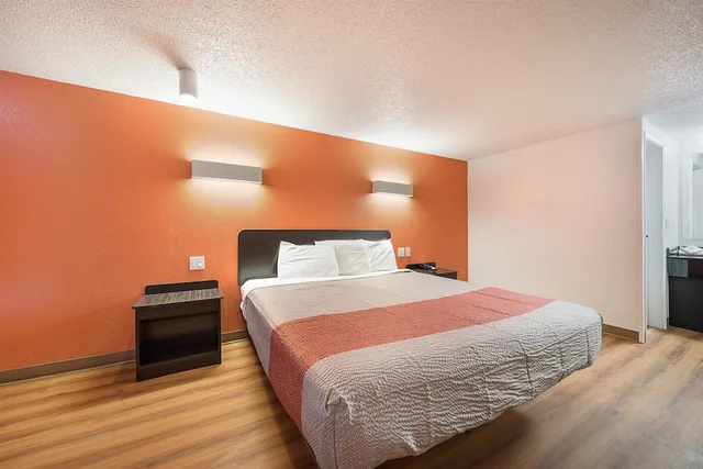 غرفة ديلوكس بسرير كينج للمدخنين، Motel6 Hamburg, NY 2/2