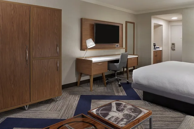 غرفة بسرير كينج مع أريكة، Four Points by Sheraton Windsor Downtown 2/5
