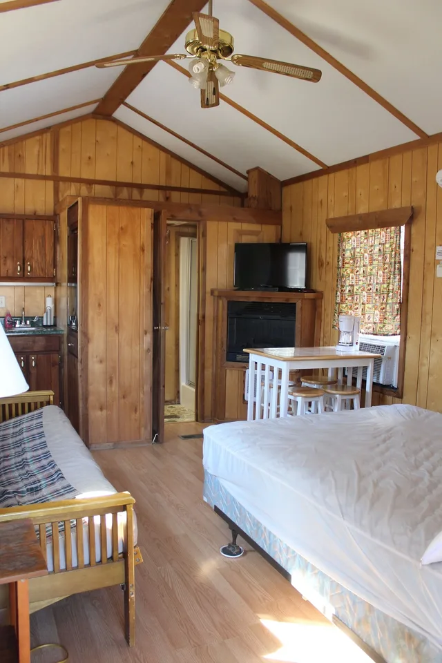 كابينة بريميوم، Basswood Resort 1/8