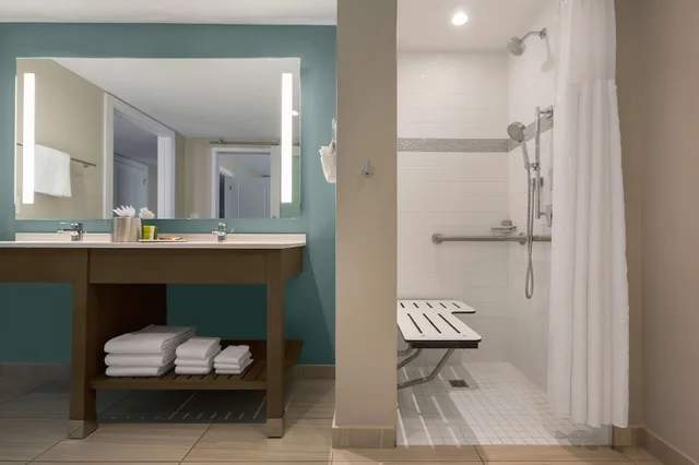 جناح بسرير كينج مع أريكة لذوي الإعاقة، Hilton Grand Vacations Club Ocean 22 Myrtle Beach 5/7