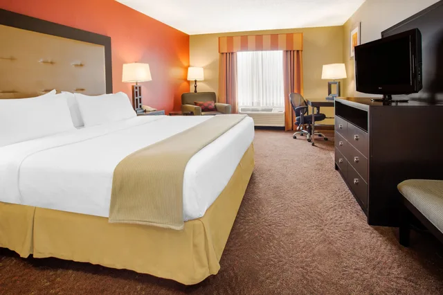 جناح بسرير كينج بمنطقة جلوس، Holiday Inn Express Hotel Suites Muncie 1/4