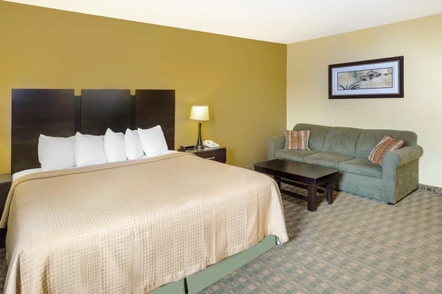 جناح استوديو بسريرين كوين، Econo Lodge Inn & Suites Yankton, SD 2/3