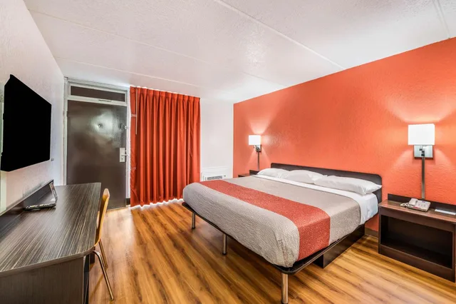 غرفة بسرير كينج لذوي الإعاقة، Motel6 Henderson, TX 1/9
