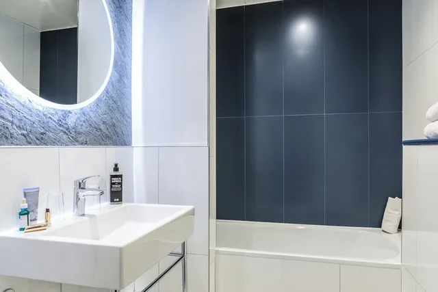 Connecting, Suite, Double and Twin Beds, ibis Styles Paris Mairie de Montreuil 7/9