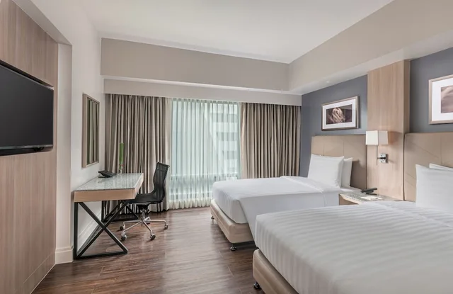 غرفة قياسية بسرير كينج، Seda Central Bloc Cebu City 4/5