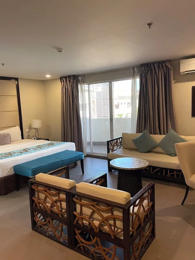 غرفة ديلوكس بسرير كينج وسرير فردي، Goldberry Suites and Hotel Mactan 6/10