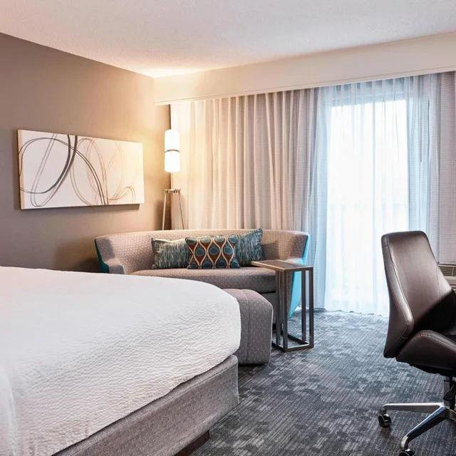 غرفة بسرير كينج بحوض استحمام لذوي الإعاقة، Courtyard Cincinnati Airport South Florence 2/4