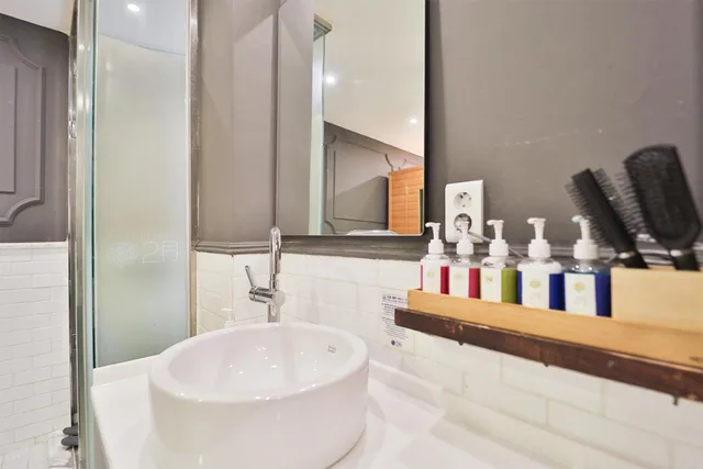 جناح جونيور، February Hotel Hwanggeum 9/10