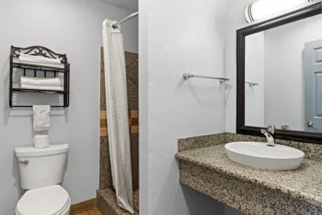 غرفة بسرير كينج، Bay Breeze Inn 7/10