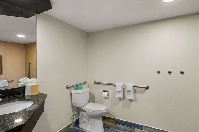 غرفة بسرير مزدوج لذوي الإعاقة، Quality Inn and Suites North Little Rock 4/5