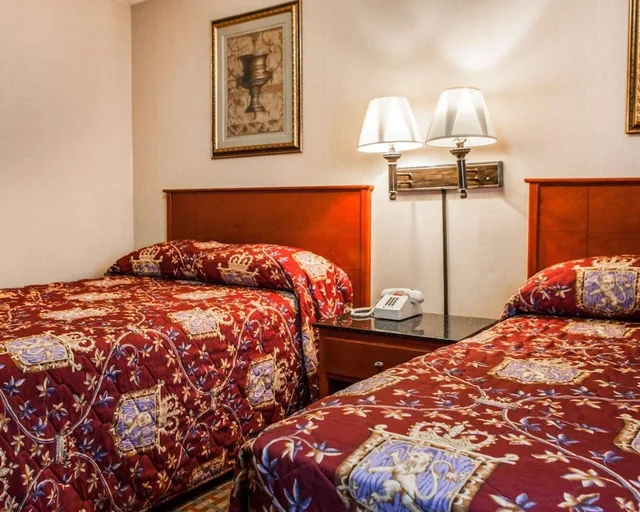 غرفة قياسية بسريرين مزدوجين للمدخنين، Rodeway Inn Paterson 1/2