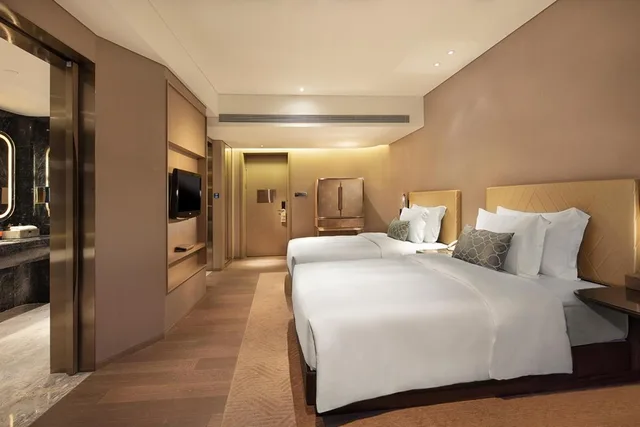 غرفة ديلوكس بسريرين منفصلين بإطلالة على الجبل، Grand Bay Hotel Zhuhai 1/3