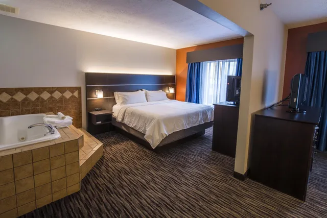 جناح بسرير كينج بغرفة نوم واحدة بجاكوزي، Holiday Inn Express Hotel & Suites Sioux Falls-Brandon, an IHG Hotel 2/2