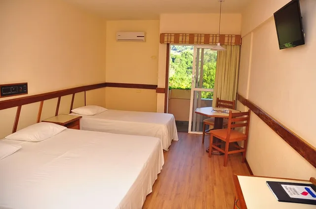 غرفة فاخرة بسريرين منفصلين بحوض استحمام، Thermas Piratuba Park Hotel 3/5