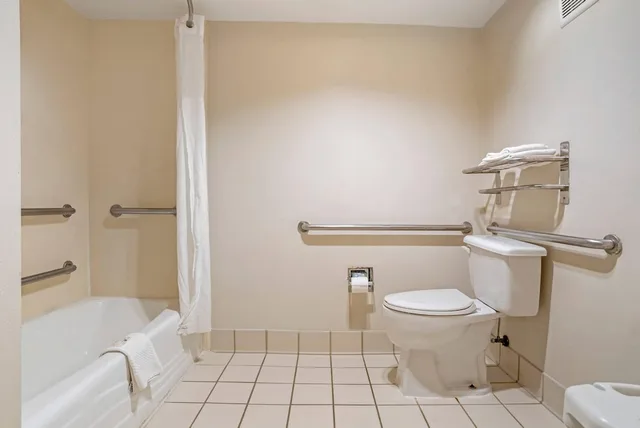 غرفة بسرير كينج لذوي الإعاقة، Quality Inn Foley - Gulf Shores North 7/8
