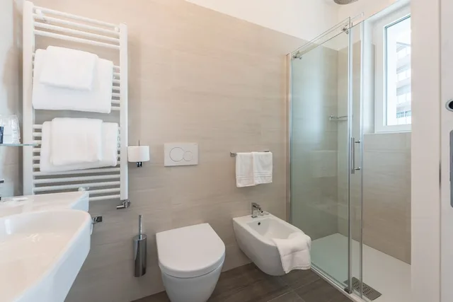 غرفة ثلاثية بسرير كينج وسرير فردي، Hesperia Hotel & Residence 7/10