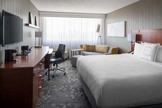 Renovated, King Bed, Sofa, Accessible، Courtyard By Marriott Richmond Berkeley 2/3