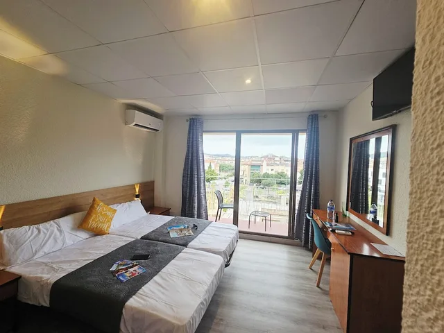 غرفة ثلاثية بثلاثة أسرّة، Hotel Marisol 1/10