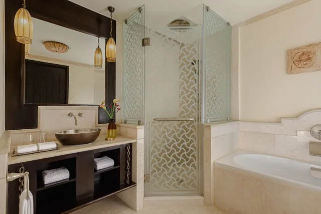 غرفة ديلوكس بسرير كينج بإطلالة على البحر، Sharq Village & Spa, a Ritz-Carlton Hotel 5/6