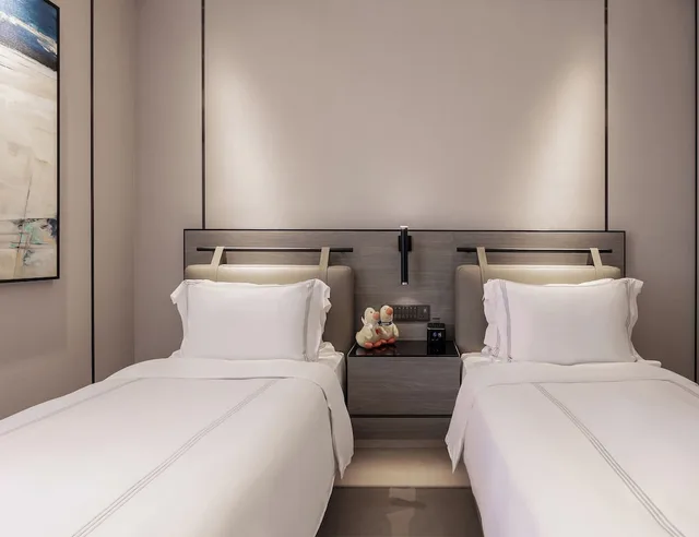 غرفة ديلوكس بسرير كينج وسرير فردي بغرفتي نوم، Fraser Residence Hanoi 2/10