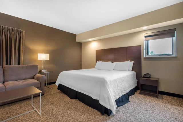 غرفة قياسية بسرير كوين مع أريكة، Clarion Hotel & Suites Brandon 3/9