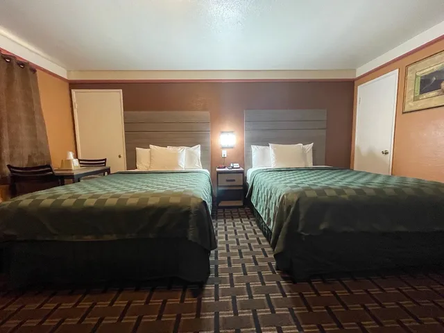 غرفة بسريرين كوين، New Corral Motel 1/10