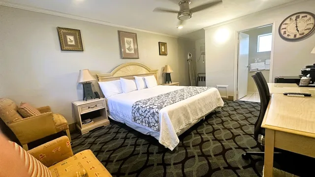 غرفة تقليدية بسرير كينج، Atrium Inn 2/4