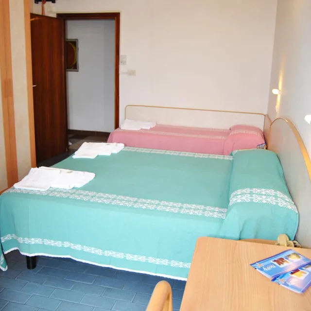 غرفة ثلاثية، Hotel Beverly 3/8