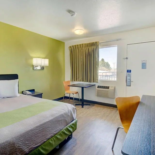 1 Queen Bed, Motel6 Douglas, AZ 6/8