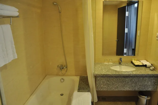 غرفة ديلوكس بسرير كينج بإطلالة على المدينة، Saigon Ban Me Hotel 5/6