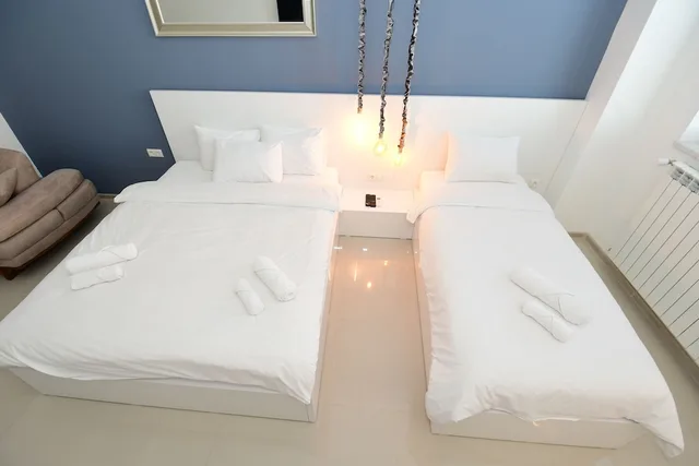 Deluxe, 1 Queen and 1 Single Bed, City View, Sofa, Maxela Apartments 2/6