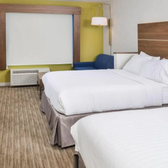 جناح بسريرين كوين مع أريكة، Holiday Inn Express Alliance 1/2