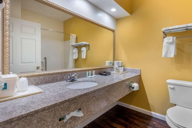غرفة بزنس بسرير كينج، Quality Inn West Memphis 2/2