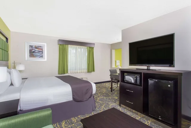 جناح بسرير كينج بحوض جاكوزي، AmericInn by Wyndham Delafield 7/10