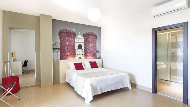غرفة ثلاثية بسرير كوين وسرير فردي بشرفة، B&B Hotel Napoli 5/10