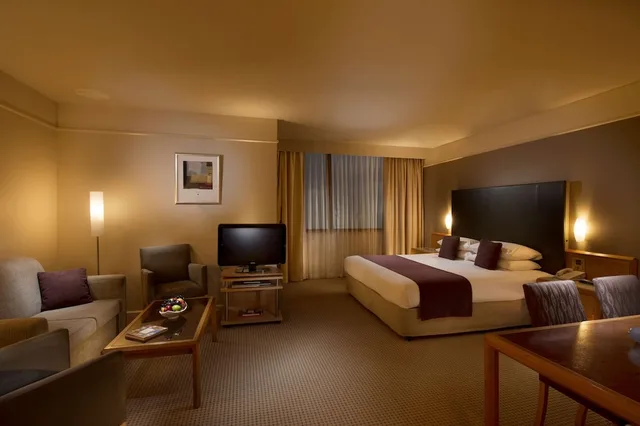 Spa, Junior Suite, King Bed، Stamford Plaza Adelaide 3/4