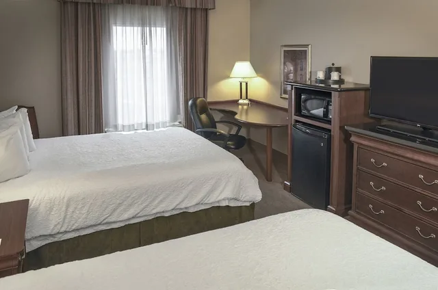 غرفة قياسية بسريرين كوين، Hampton Inn & Suites Youngstown - Canfield 4/9
