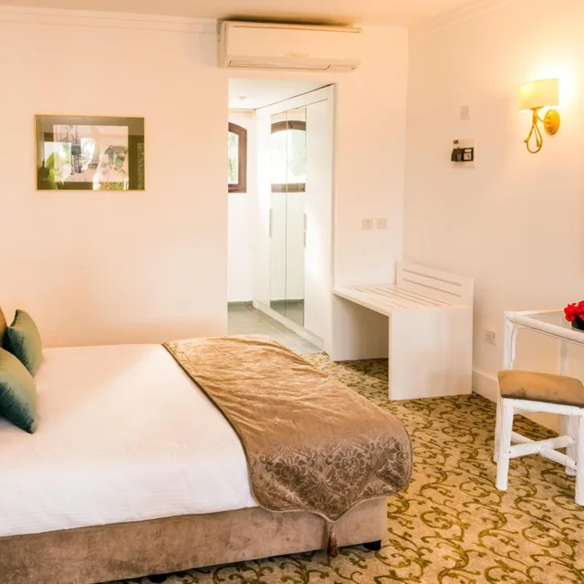 غرفة قياسية ثلاثية، The Olive Tree Hotel 2/5