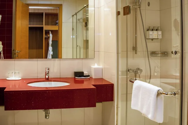 غرفة بسريرين منفصلين بإطلالة على المدينة، Golden Tulip Muscat 7/9